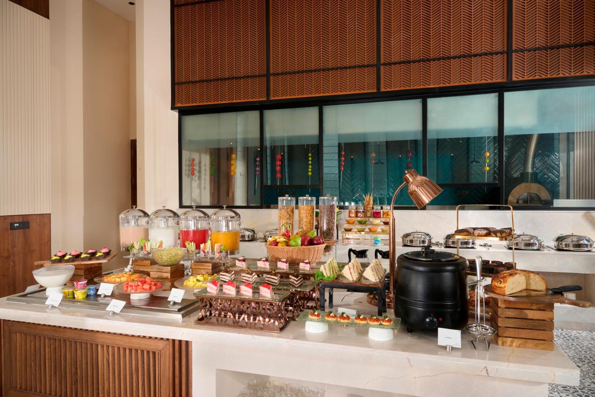 Iris Sarovar Portico Гургаон Екстериор снимка