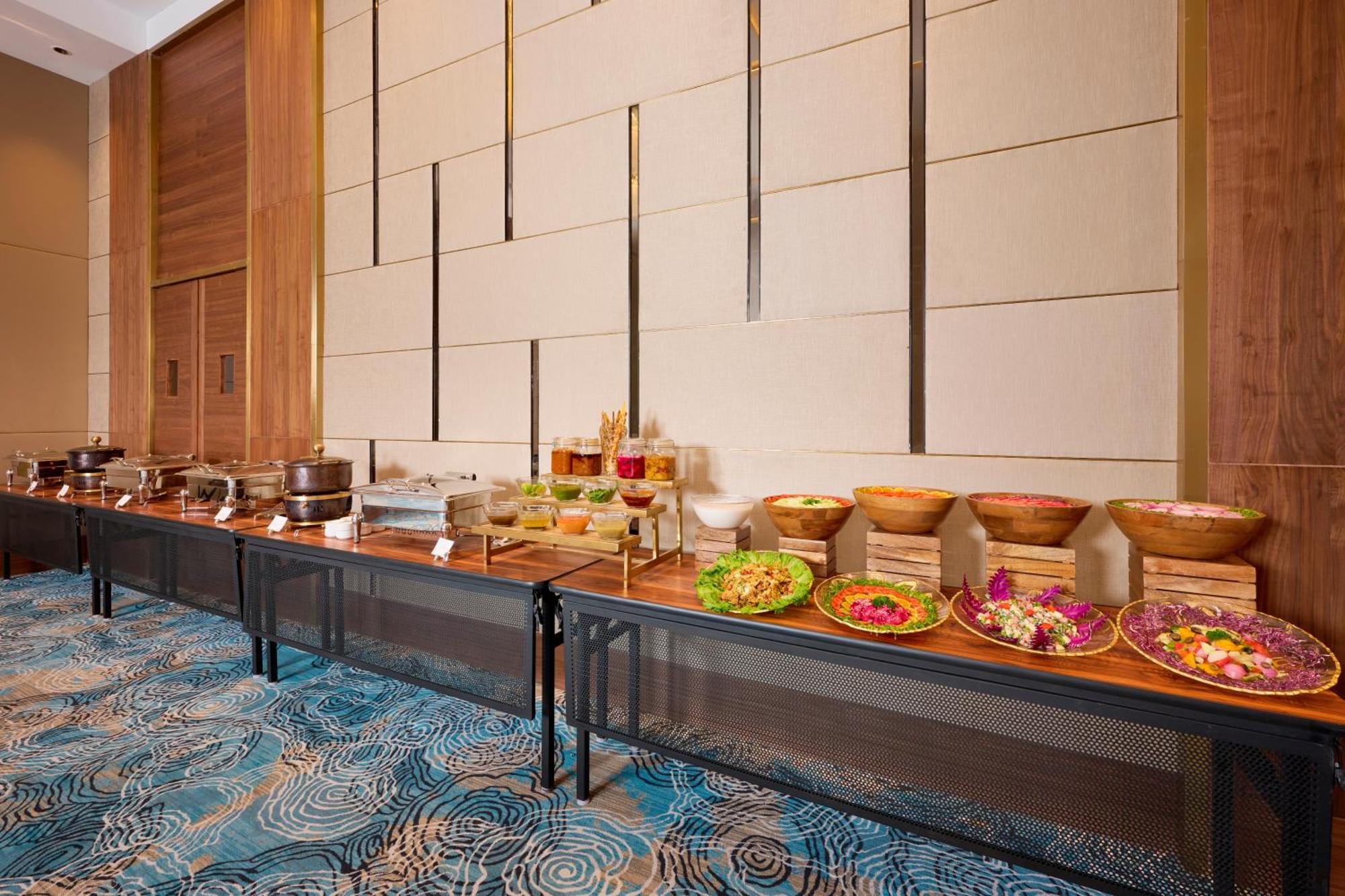 Iris Sarovar Portico Гургаон Екстериор снимка