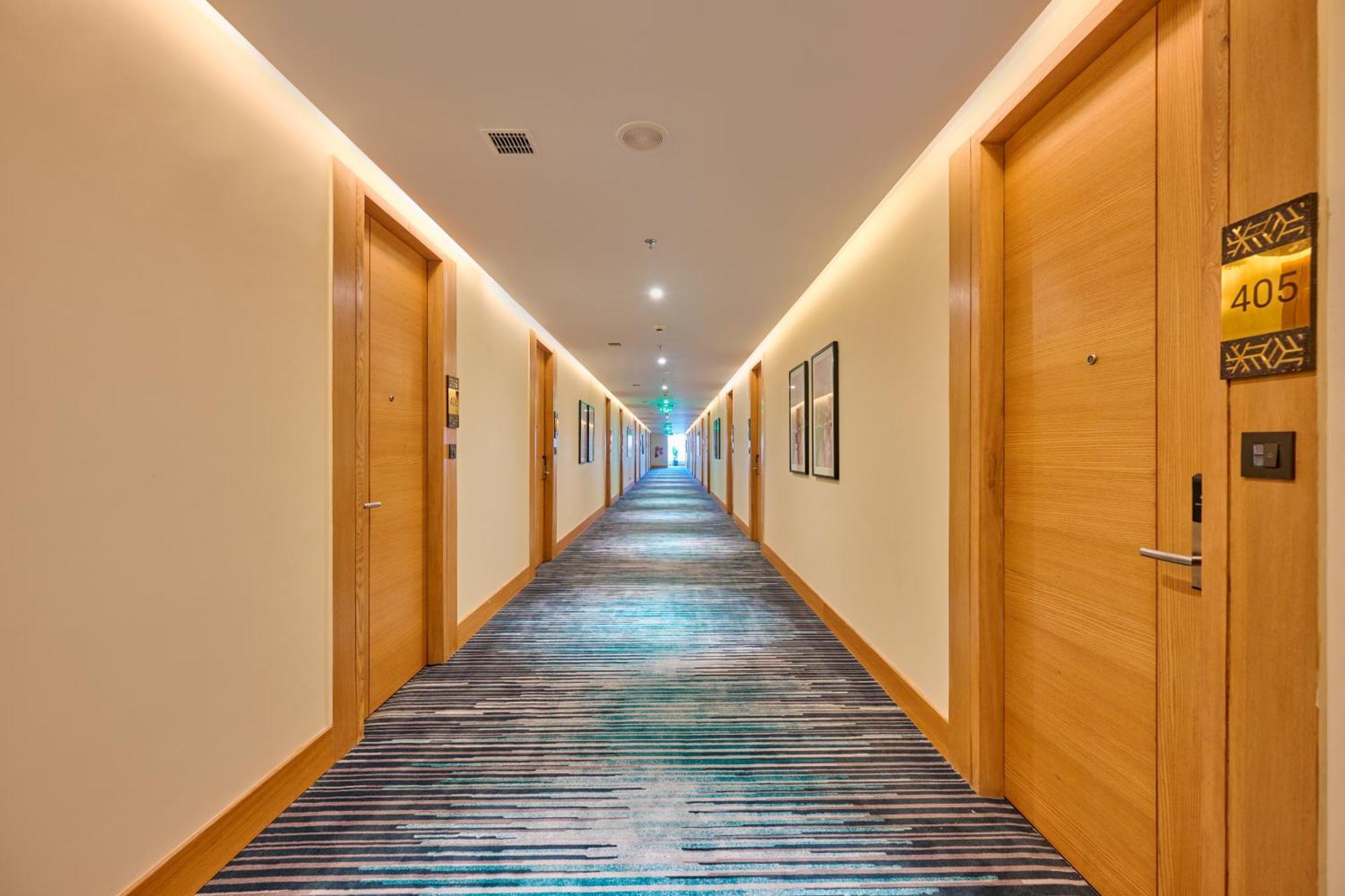 Iris Sarovar Portico Гургаон Екстериор снимка