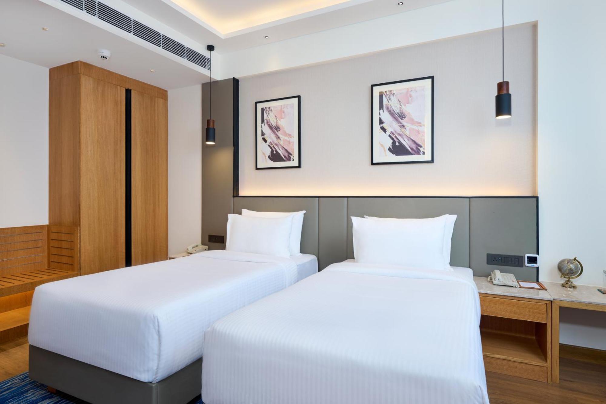 Iris Sarovar Portico Гургаон Екстериор снимка