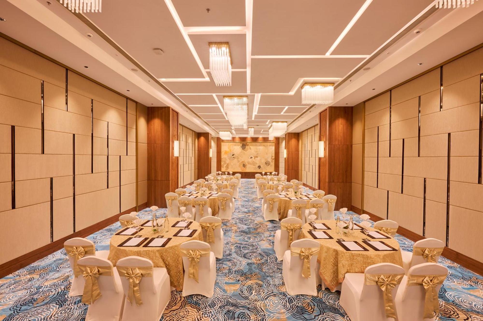 Iris Sarovar Portico Гургаон Екстериор снимка