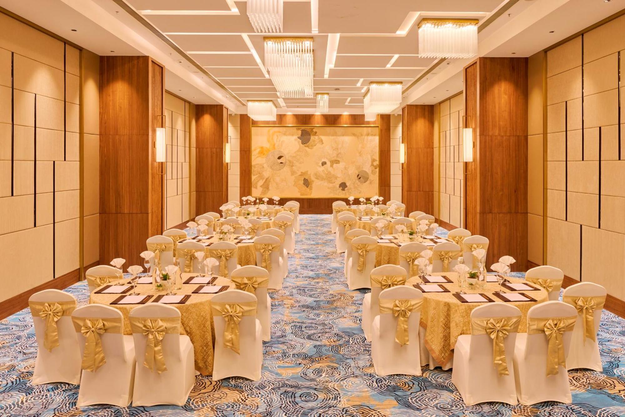 Iris Sarovar Portico Гургаон Екстериор снимка